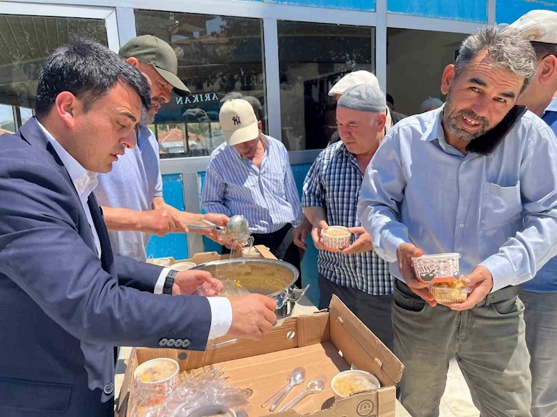 Özükavak beldesinde aşure ikramı yapıldı
