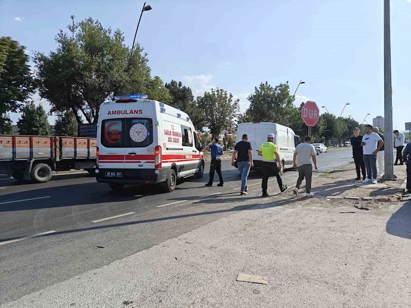 Minibüs kamyona arkadan çarptı: 1 yaralı
