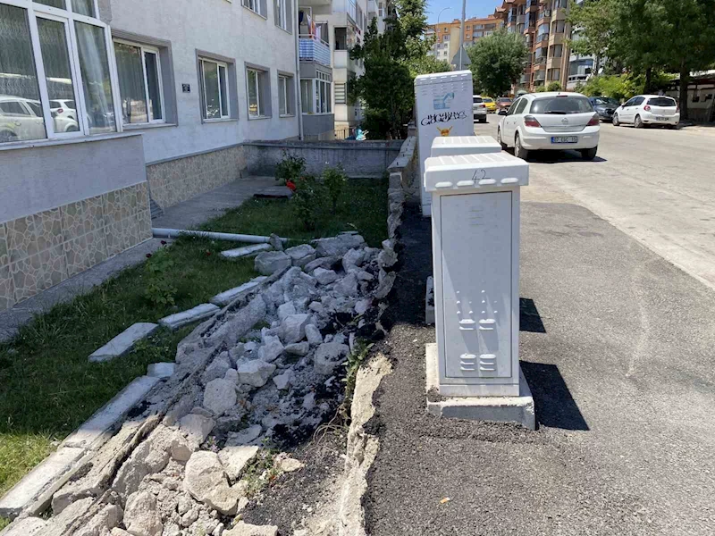 Pazarcıların kaldırıma park ettiği kamyonlar nedeniyle bahçe duvarı yıkıldı
