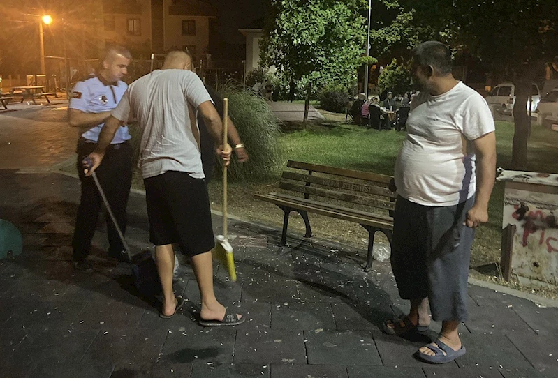 Yalova’da zabıta çekirdek kabuklarını atan vatandaşlara yerleri temizletti
