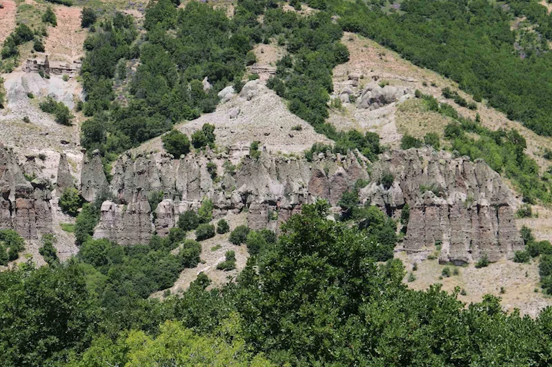 Görüntüsü peri bacalarını andırıyor, efsanesi dilden dile dolaşıyor
