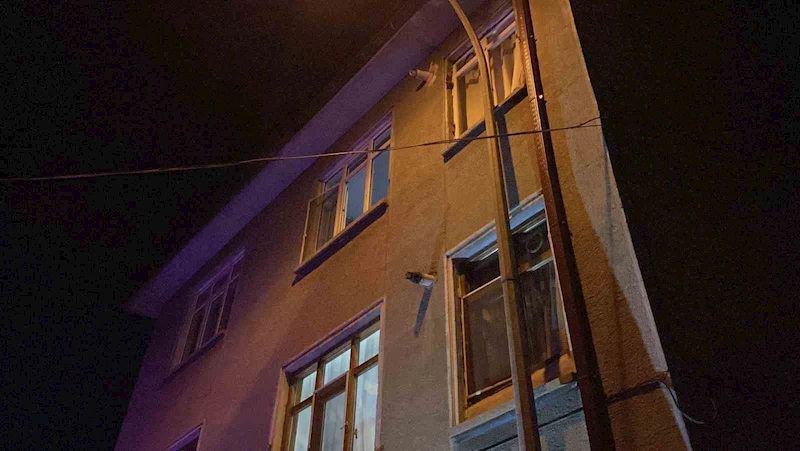 Konya’da 3’üncü kattan düşen çocuk ağır yaralandı
