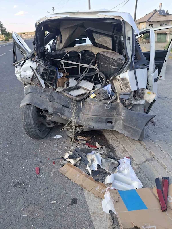 Konya’da minibüs otomobile arkadan çarptı: 3 yaralı

