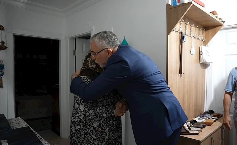 Bakan Işıkhan, Sosyal Güvenlik Kurumu personeli olan 15 Temmuz şehidi ailesini ziyaret etti
