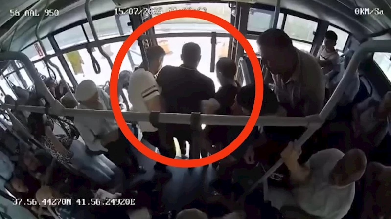 Otobüste fenalaşan yolcu hastaneye yetiştirildi, o anlar kameraya yansıdı
