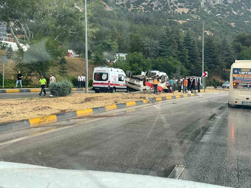 Yağmur nedeniyle kayganlaşan yolda minibüs devrildi: 1’i ağır 9 kişi yaralandı
