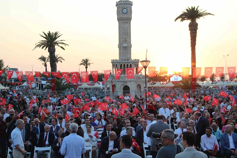 15 Temmuz Demokrasi ve Milli Birlik Günü’nde binlerce İzmirli tek yürek oldu
