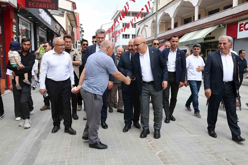 Ağrı Valisi Koç, Cumhuriyet Caddesi’nde esnaf ve vatandaşlarla 15 Temmuz’u andı
