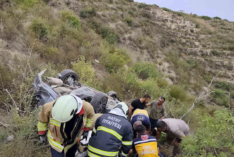 Uçuruma yuvarlanarak ters dönen otomobildeki 4 kişi yaralandı
