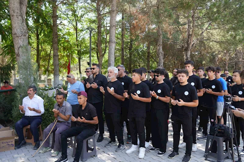 Şehit Ömer Halisdemir kabri başında anıldı

