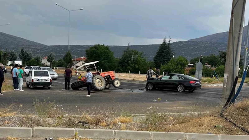 Isparta’da otomobil ile traktör çarpıştı: 2 yaralı
