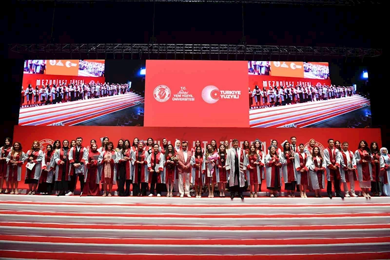 İstanbul Yeni Yüzyıl Üniversitesi’nde mezuniyet coşkusu
