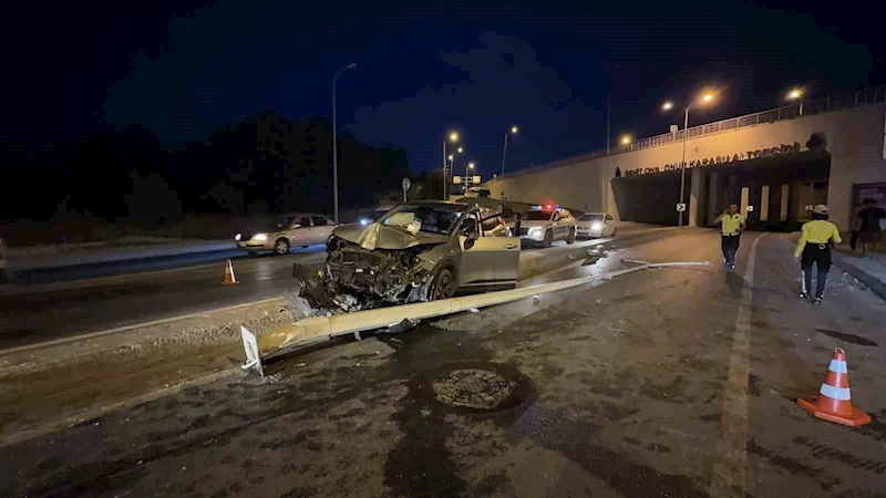 Arnavutköy’de otomobil direğe çarptı: 2 yaralı
