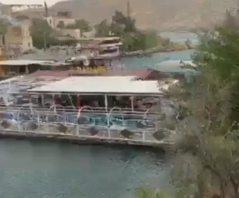 Şanlıurfa’da fırtınada halatları kopan duba restoran Fırat Nehri’nde sürüklendi
