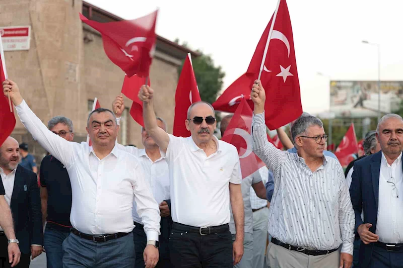 Kayseri iş dünyası milletin zaferini Cumhuriyet Meydanı’nda sahiplenmeye devam etti
