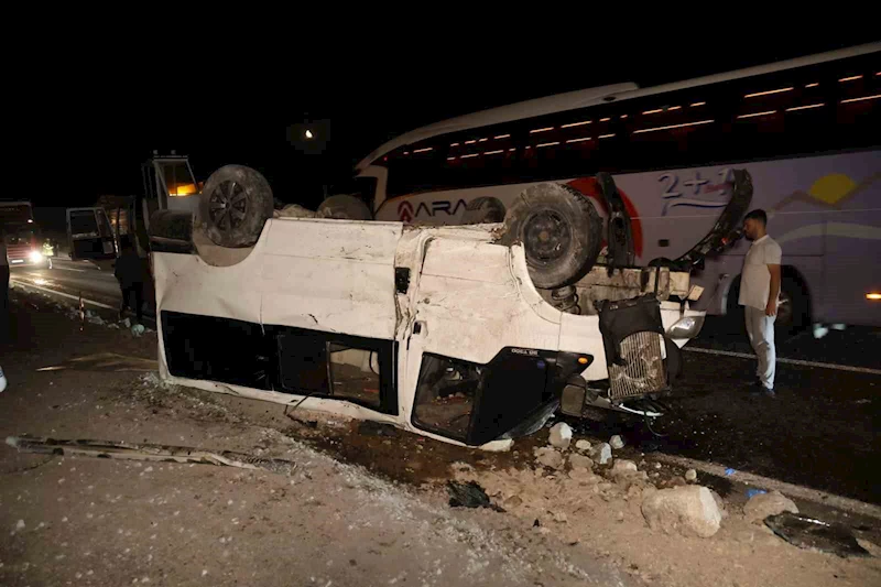 Otomobil ile minibüs kafa kafaya çarpıştı: 2’si ağır 5 yaralı
