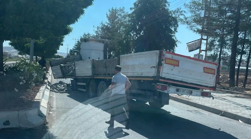 Tırın dorsesi araçtan ayrıldı, facia kıl payı atlatıldı
