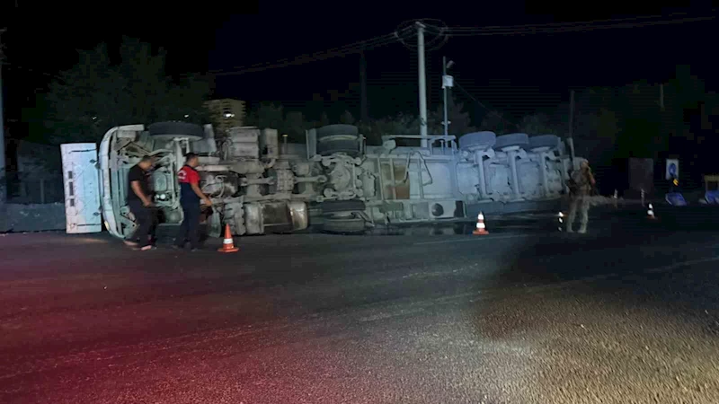 Mardin’de devrilen tırın sürücüsü yaralandı
