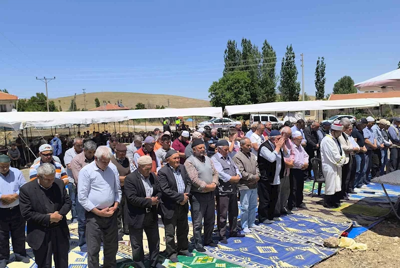 Eller semaya yağmur için açıldı

