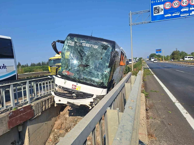 Antalya’da kaza yapan tur otobüsü, köprüden düşmek üzereyken durabildi
