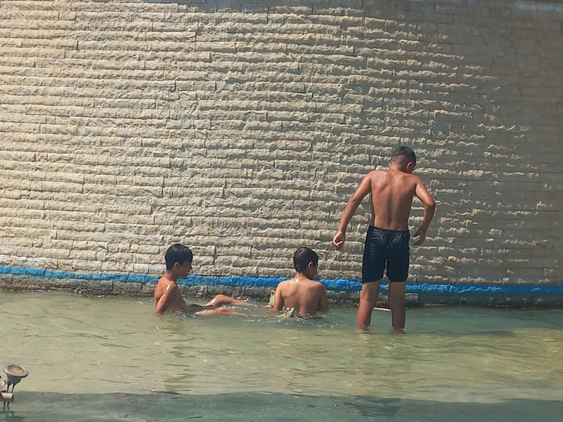 Antalya’da sıcaklık artışı devam ediyor, vatandaşlar sahile akın etti
