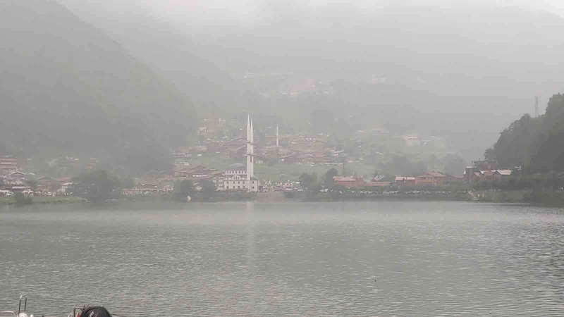 Sıcak hava Türkiye’yi kavururken, Uzungöl serinliğiyle nefes aldırıyor
