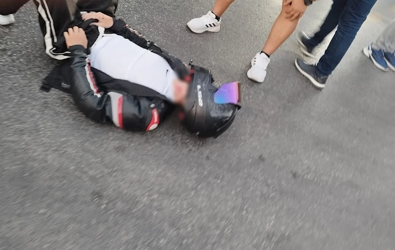 Ters yönden dönüş yapan araç motosikletle çarpıştı: 2 yaralı
