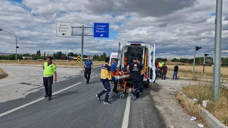 Otomobil ile motosiklet çarpıştı: 2 yaralı
