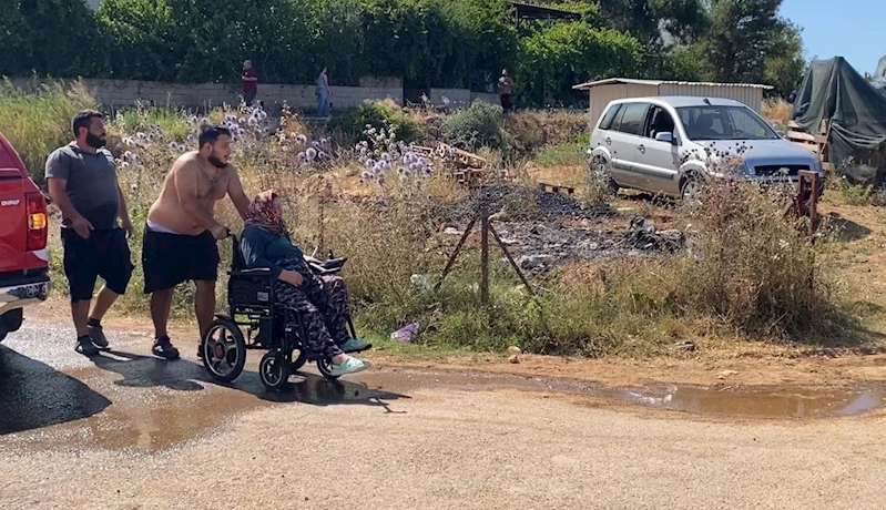 Evine yaklaşan alevlerden kurtarılan kadın tekerlekli sandalyeyle bölgeden uzaklaştırıldı
