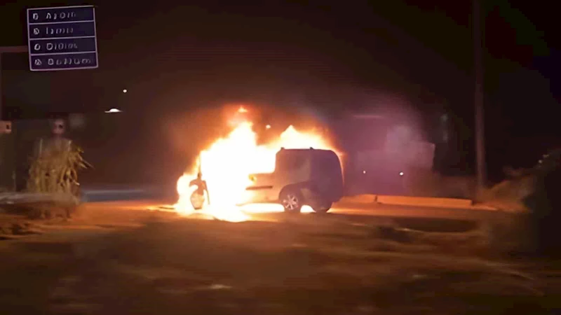 Ağaçlı Kavşağı’nda araç yangını, otombil dakikalar içinde küle döndü
