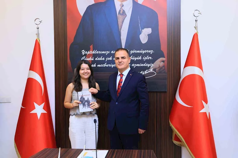 Vali Akbıyık başarılı öğrencileri ağırladı
