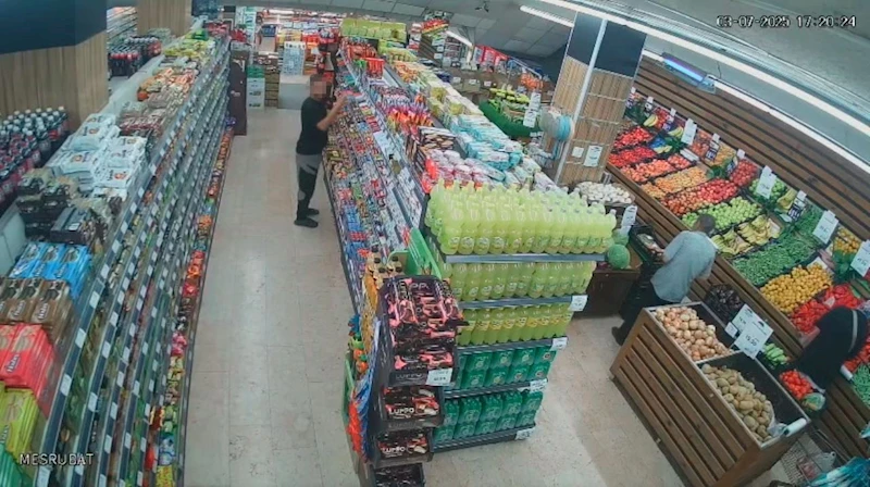 Fatih’te marketten çikolata hırsızlığı kamerada
