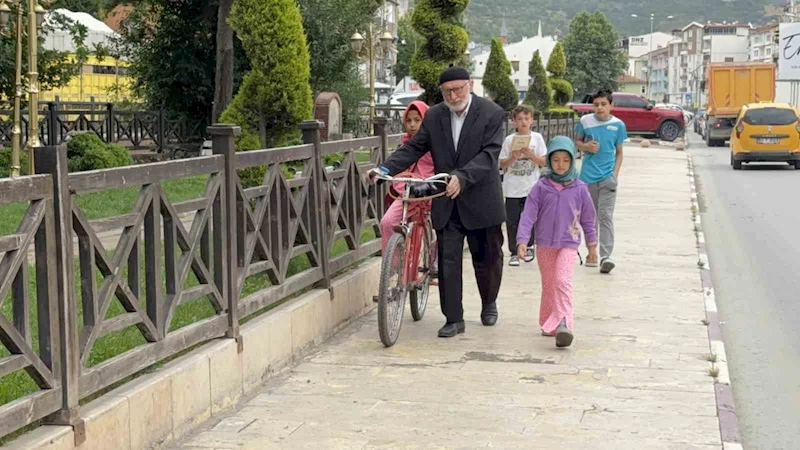 80’lik dede torunlarını Kur’an öğrensin diye her gün bisikletiyle camiye götürüyor
