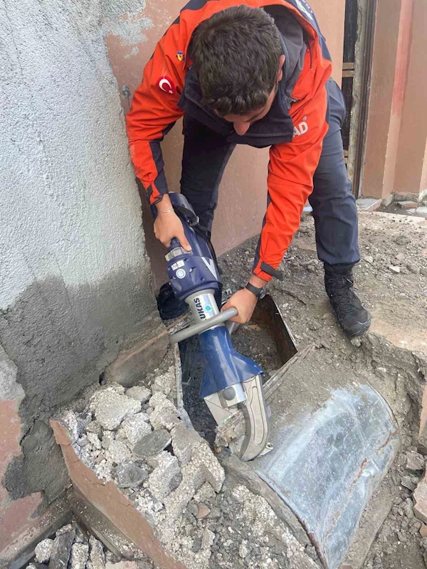 Kars’ta soba bacasına düşen yavru köpekler kurtarıldı
