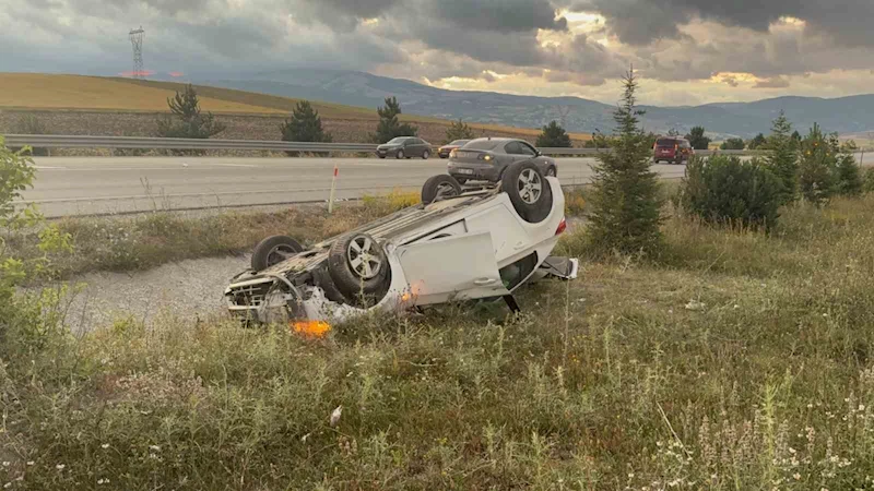 Ters dönen otomobilden sağ kurtuldular
