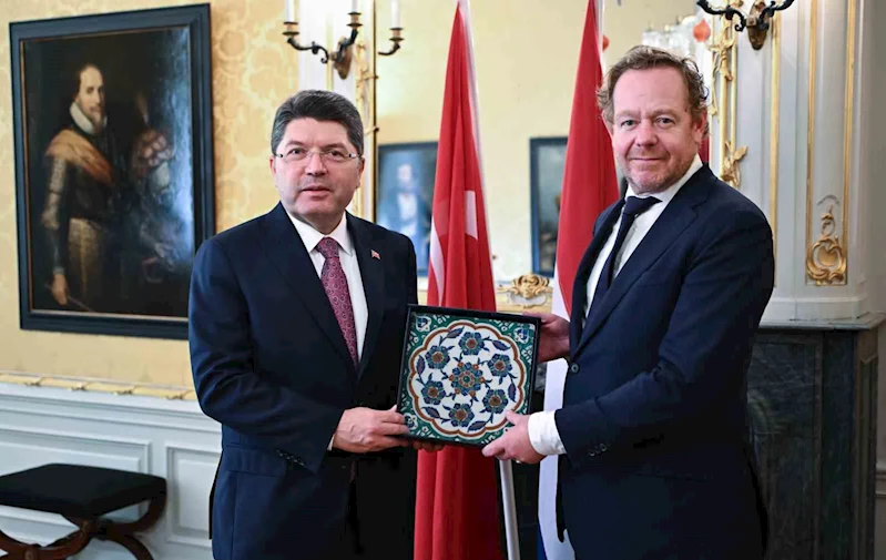 Bakan Tunç, Türkiye’den yıllar önce çalınarak yurtdışına çıkartılan tarihi çiniyi teslim aldı
