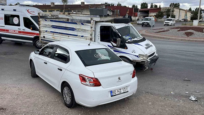 Otomobil ve kamyonet çarpıştı, 3 yaralı
