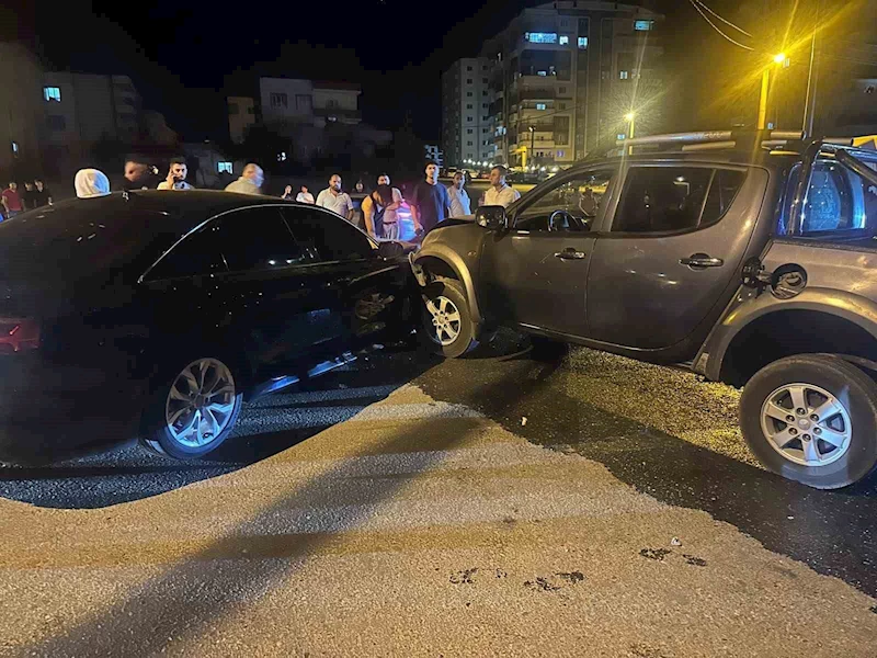 Mardin’de otomobil ile pikabın çarpıştığı kazada 6 kişi yaralandı
