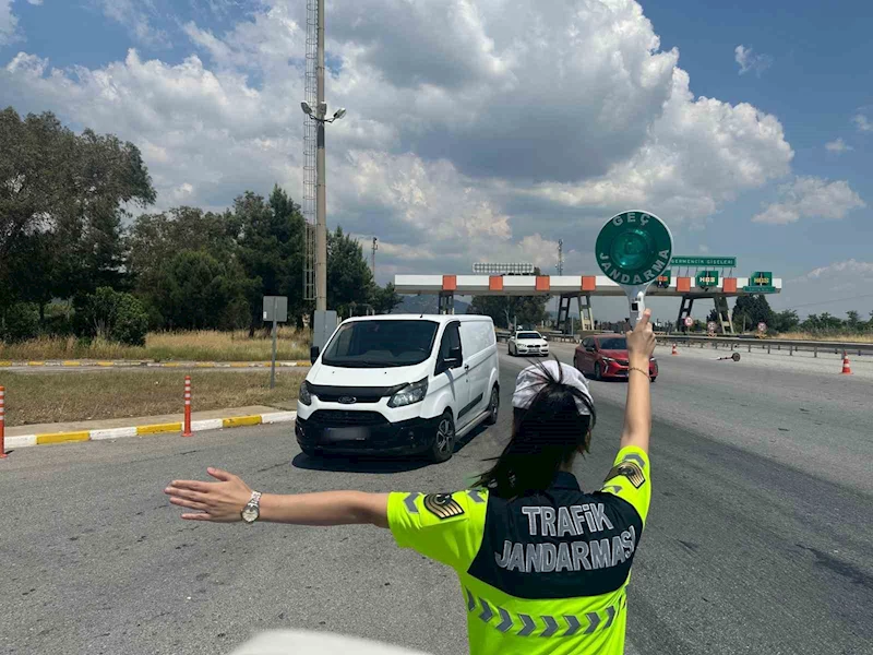 Durdurulan şüpheli araçta 5 düzensiz göçmen yakalandı
