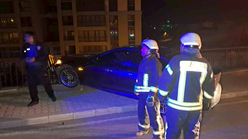 Karaman’da kontrolden çıkan otomobil demir bariyere çarparak asılı kaldı
