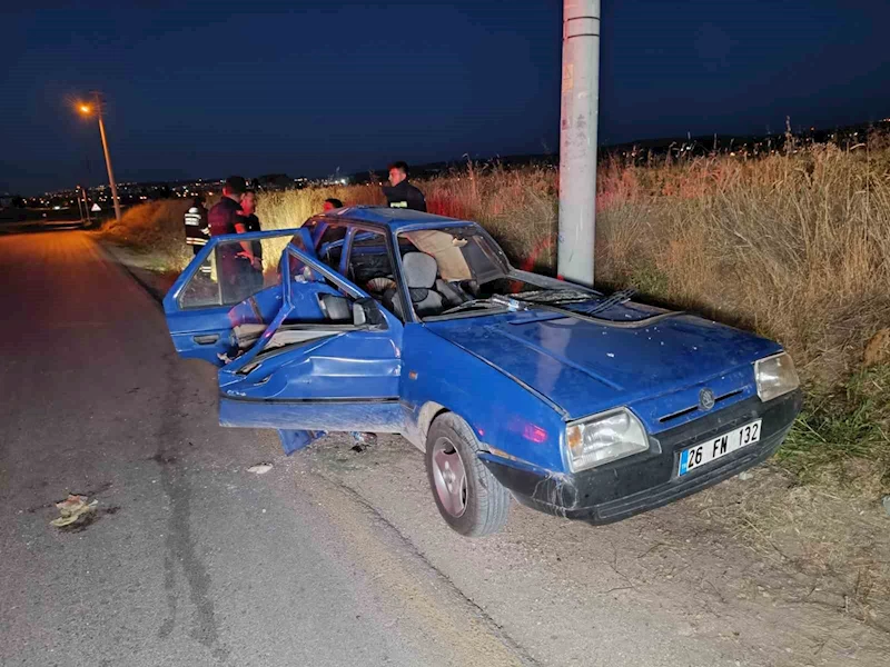 Otomobil aydınlatma direğine çarpıp takla attı: 4 yaralı
