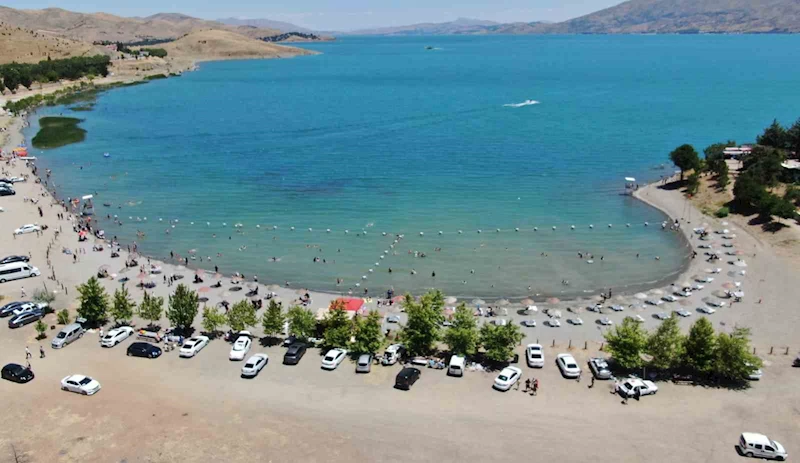 Tatilciler Ege sahillerini aratmayan Hazar Gölü’ne akın etti
