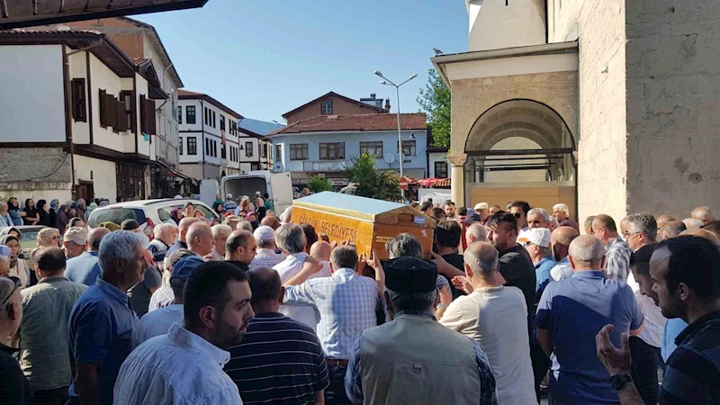 Genç öğretmen memleketi Safranbolu’da toprağa verildi
