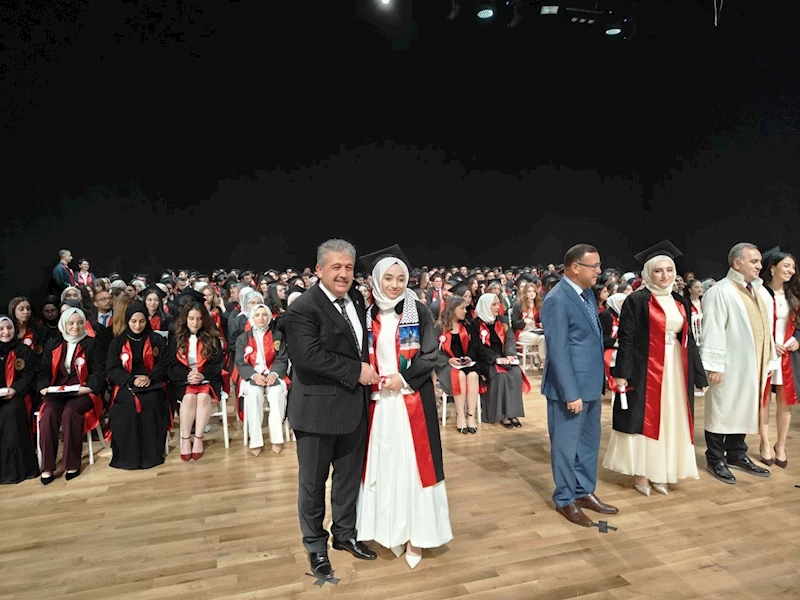 AK Parti’li vekil kızının diplomasını kendi elleriyle verdi
