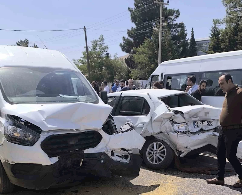 Mardin’de freni patlayan tır, ışıkta bekleyen araçlara çarptı: 7 yaralı
