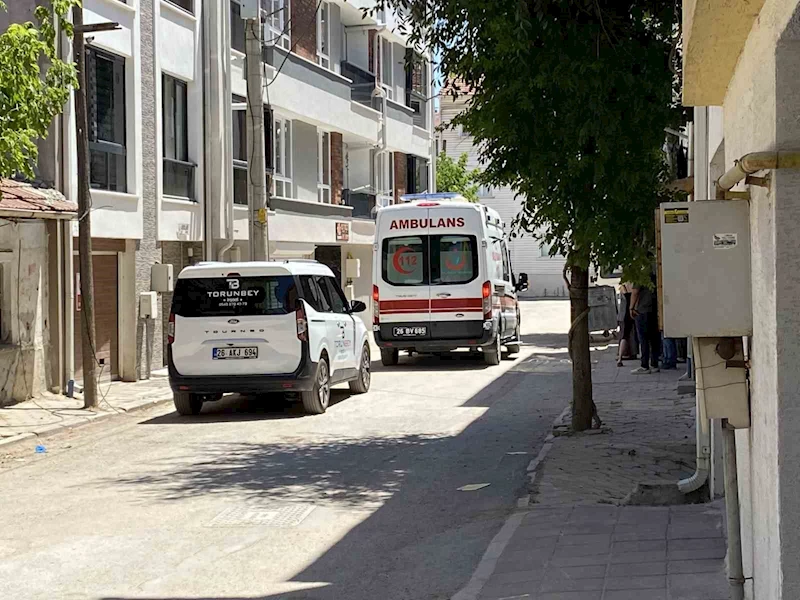 İkinci kattan düşen küçük çocuk hastaneye kaldırıldı
