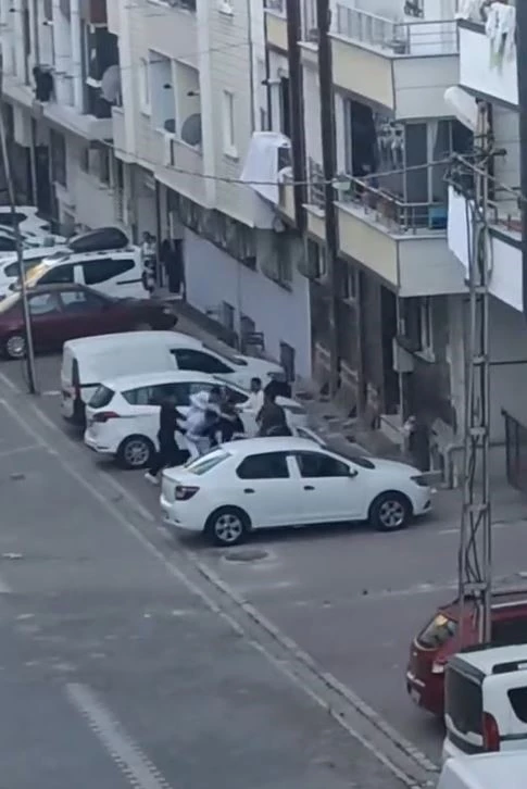 Küfür tartışmasında ortalık karıştı: Tekme tokat birbirine girdiler
