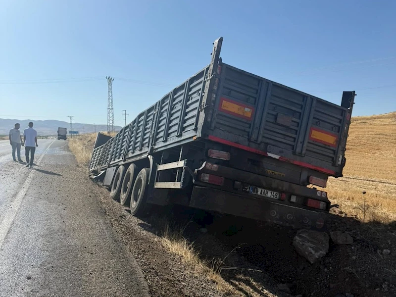 Siirt’te tır kasası yol kenarına savruldu
