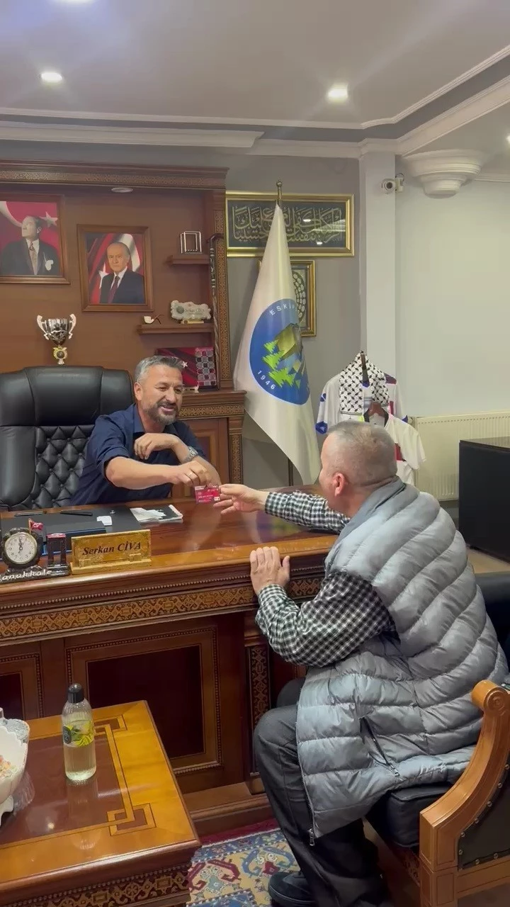 Belediye Başkanı maaş kartını vatandaşa verdi

