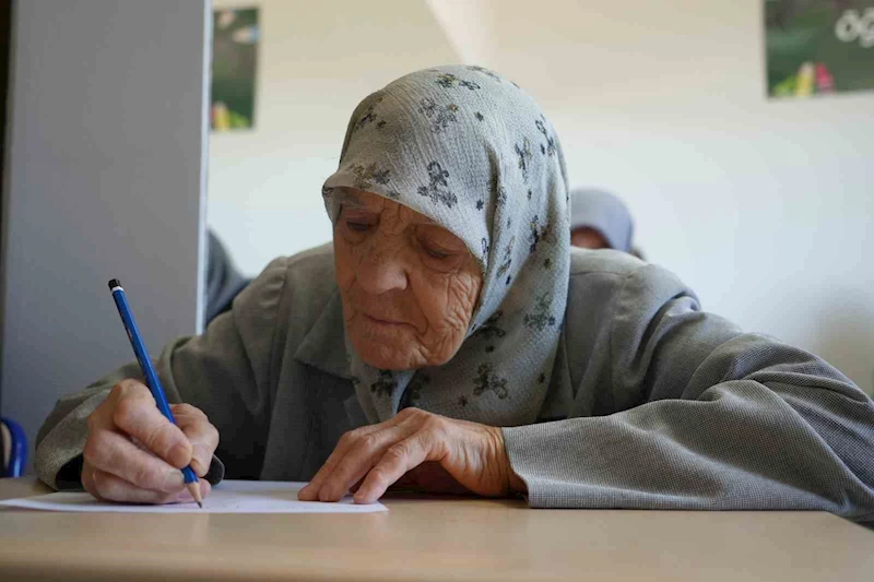 Torun sahibi ninelerin okumayı öğrenme azimleri imrendiriyor

